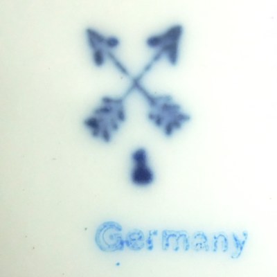 rechtwinkelig gekreuzte Pfeile mit 1 darunter, unterglasur || aufglasur: Germany