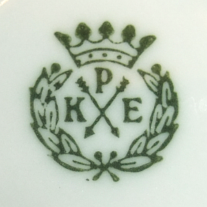 gestempelte Porzellanmarke der Porzellanfabrik Kalk/Eisenberg ab ca. 1948 bis ca. 1958, spitzwinkelig gekreuzte Pfeile mit P darüber, K links und E rechts, umkranzt mit Lorbeerkranz und Krone darüber