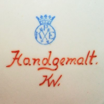 Kalk-Porzellanmarke mit Malersignatur KN.