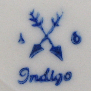 gestempelte Porzellanmarke der Porzellanfabrik Kalk/Eisenberg ab 1958 bis 1968, spitzwinkelig gekreuzte Pfeile, darunter Schriftzug Indigo und 1 links daneben und 6 rechts daneben