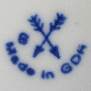 gestempelte Porzellanmarke der Porzellanfabrik Kalk/Eisenberg ab 1972 bis 1976, spitzwinkelig gekreuzte Pfeile, darunter bogenförmiger Schriftzug Made in GDR und 8 links daneben