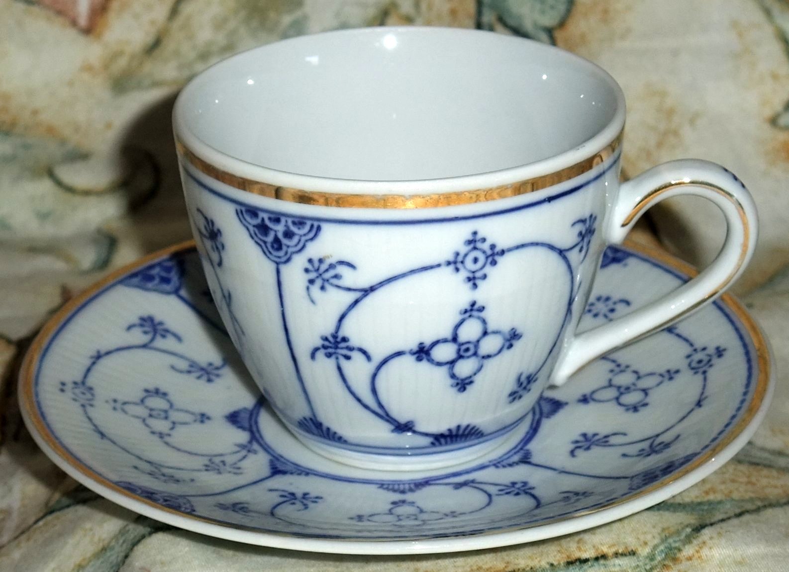 Indisch-Blau mit Halbspitz und Goldrand dekorierte Tasse der Form 420 der Porzellanfabrik <span lang=