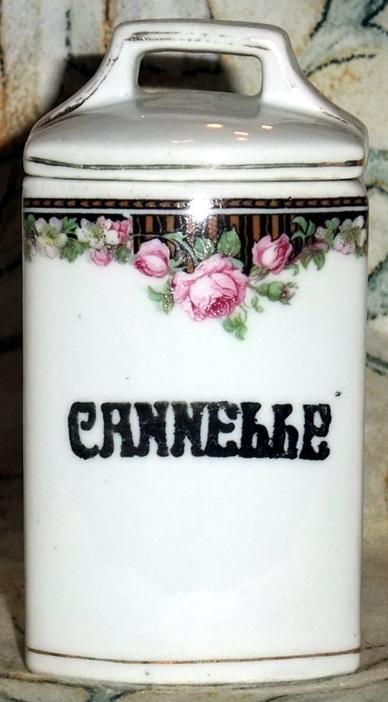Porzellanene Deckeldose mit Rosenborte und handgemalter Cannelle-Aufschrift