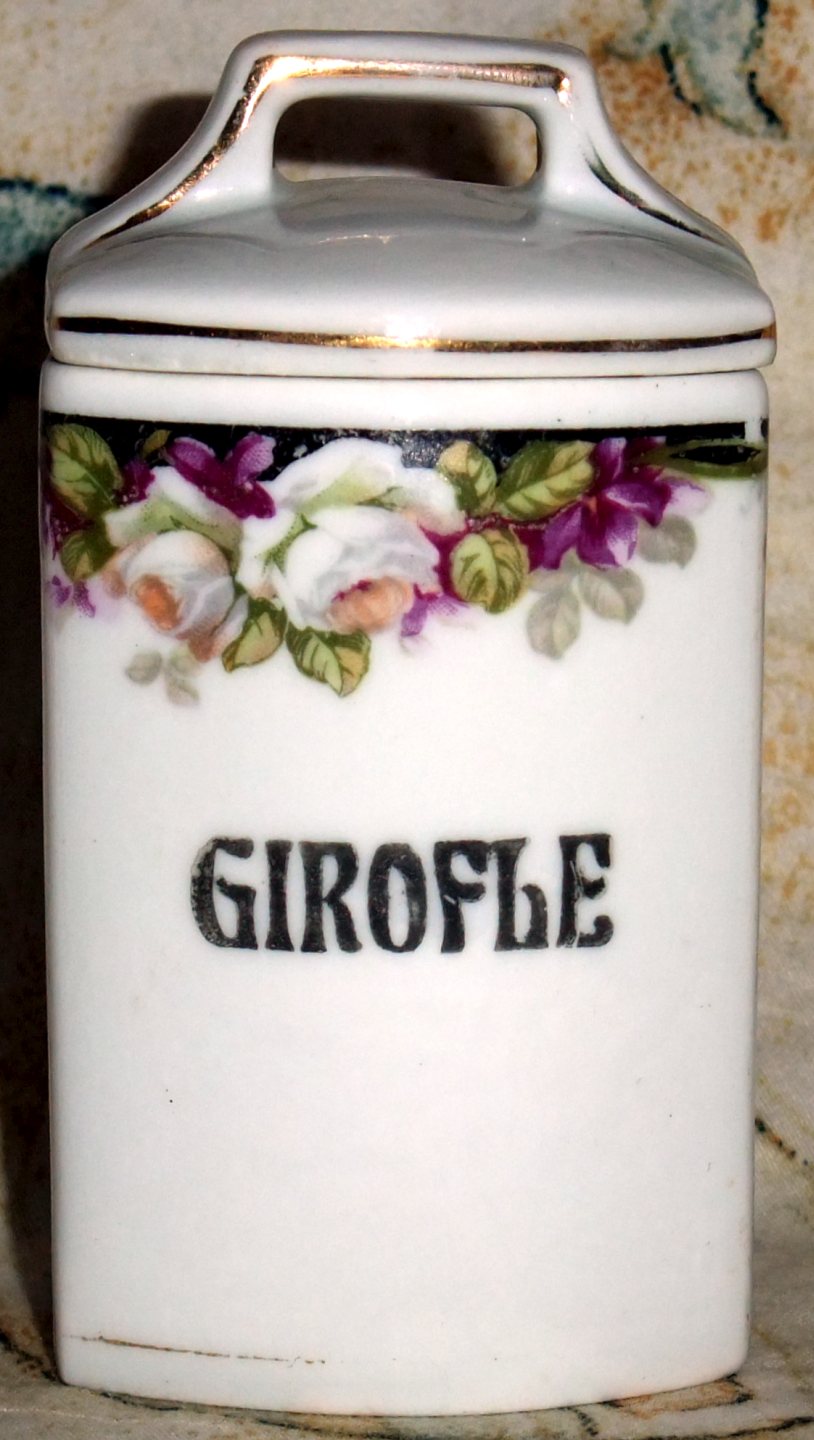 Porzellanene Deckeldose mit Rosenborte und handgemalter Girofle-Aufschrift