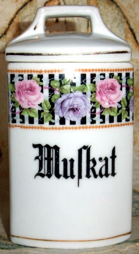 Porzellanene Deckeldose mit Rosenborte und handgemalter Muskat-Aufschrift