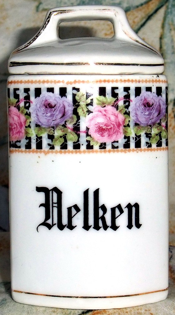 Porzellanene Deckeldose mit Rosenborte und handgemalter Nelken-Aufschrift