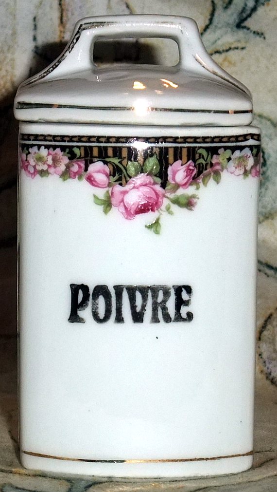 Porzellanene Deckeldose mit Rosenborte und handgemalter Poivre-Aufschrift