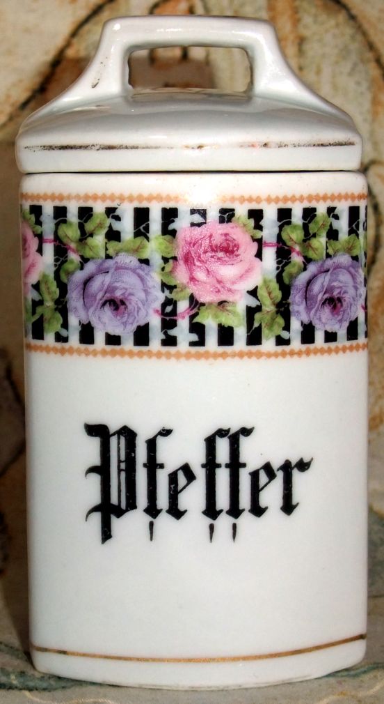 Porzellanene Deckeldose mit Rosenborte und handgemalter Pfeffer-Aufschrift