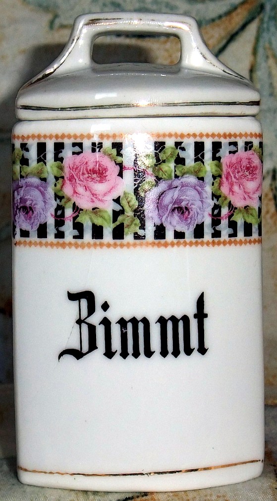 Porzellanene Deckeldose mit Rosenborte und handgemalter Zimmt-Aufschrift