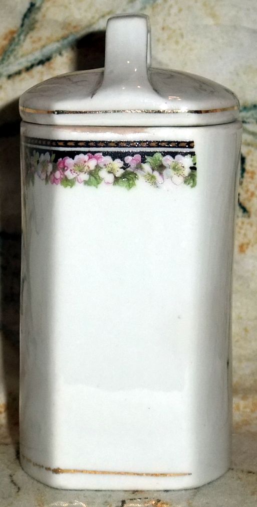 Porzellanene Deckeldose mit Rosenborte und handgemalter Aufschrift