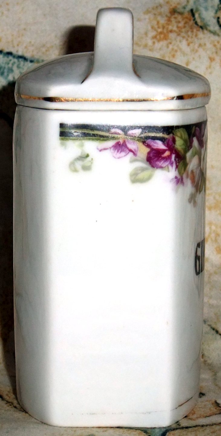 Porzellanene Deckeldose mit Rosenborte und handgemalter Aufschrift in seitlicher Ansicht
