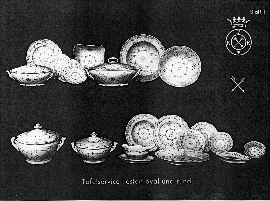 Abbildung aus einem Musterkatalog, Blatt 1, Tafelservice Feston oval und rund, mit 2 Markenabbildungen.