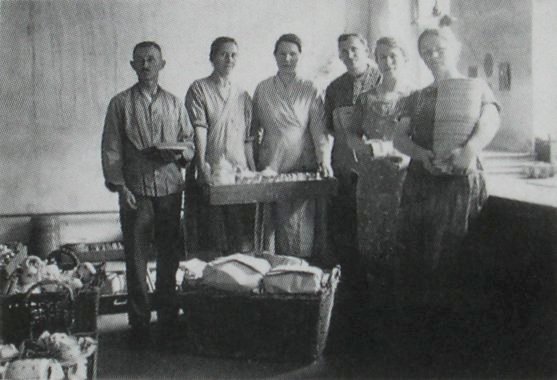 Packerei der Firma Kalk 1936 von links: Josef Rathmann, Elke Zeiße, Anne Eichhorn, Karline Busch, Helene Seiler