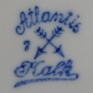 gestempelte Porzellanmarke der Porzellanfabrik Kalk/Eisenberg ab ca. 1933 bis 1939, gekreuzte Pfeile mit Kalk in Schreibschrift darunter, Atlantis in Schreibschrift darüber und 7 links daneben