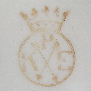 spitzwinkelig gekreuzte Pfeile im Kreis mit Buchstaben P K E und Krone, aufglasur