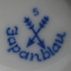 gestempelte Porzellanmarke der Porzellanfabrik Kalk/Eisenberg ab 1958 bis 1959, spitzwinkelig gekreuzte Pfeile, darunter bogenförmiger Schriftzug Japanblau und 5 darüber