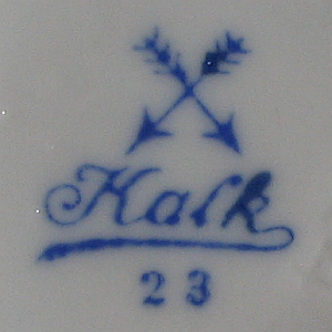 gestempelte Porzellanmarke der Porzellanfabrik Kalk/Eisenberg ab ca. 1933 bis 1939, gekreuzte Pfeile mit Kalk in Schreibschrift darunter und 23 darunter
