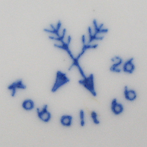 gestempelte Porzellanmarke der Porzellanfabrik Kalk/Eisenberg ab 1968 bis 1976, spitzwinkelig gekreuzte Pfeile, darunter bogenförmiger Schriftzug Kobalt 66 und 26 links daneben