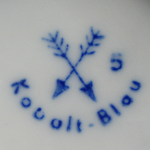 gestempelte Porzellanmarke der Porzellanfabrik Kalk/Eisenberg ab 1968 bis 1976, spitzwinkelig gekreuzte Pfeile, darunter bogenförmiger Schriftzug Kobalt-Blau in schmalen Lettern und 5 rechts daneben