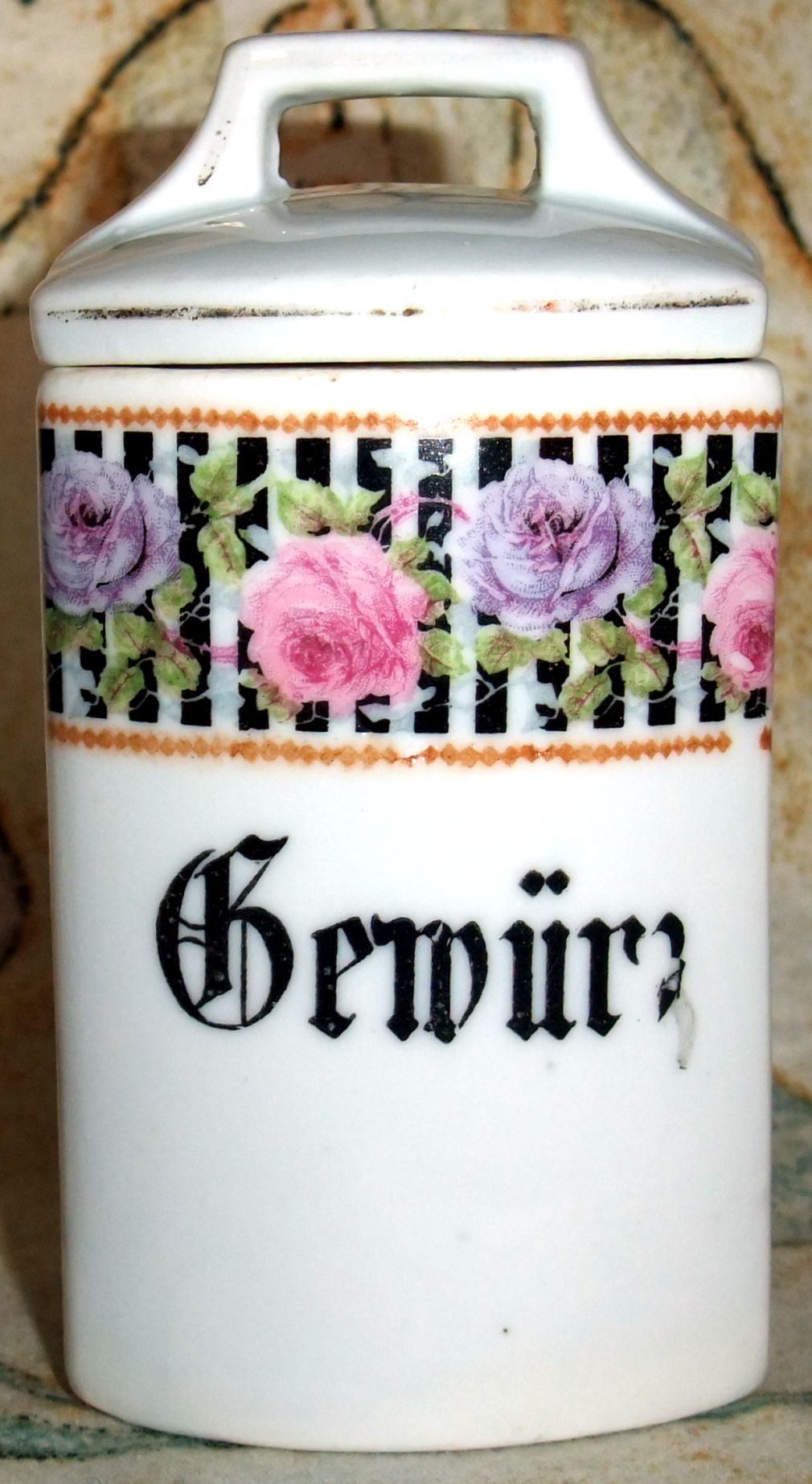 Porzellanene Deckeldose mit Rosenborte und handgemalter Gewürz-Aufschrift