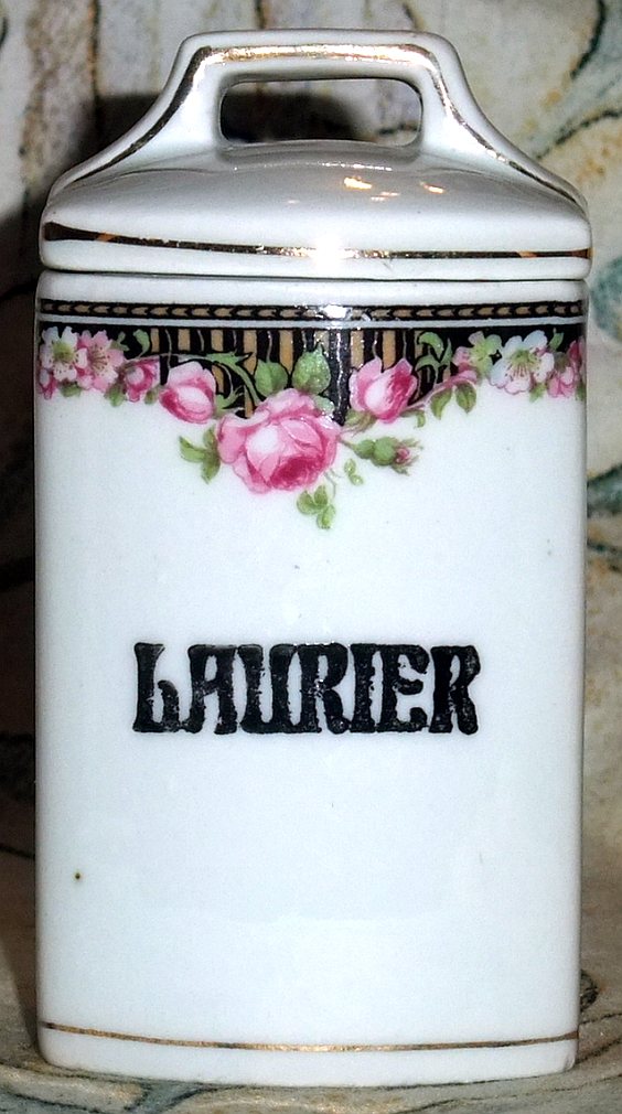 Porzellanene Deckeldose mit Rosenborte und handgemalter Laurier-Aufschrift