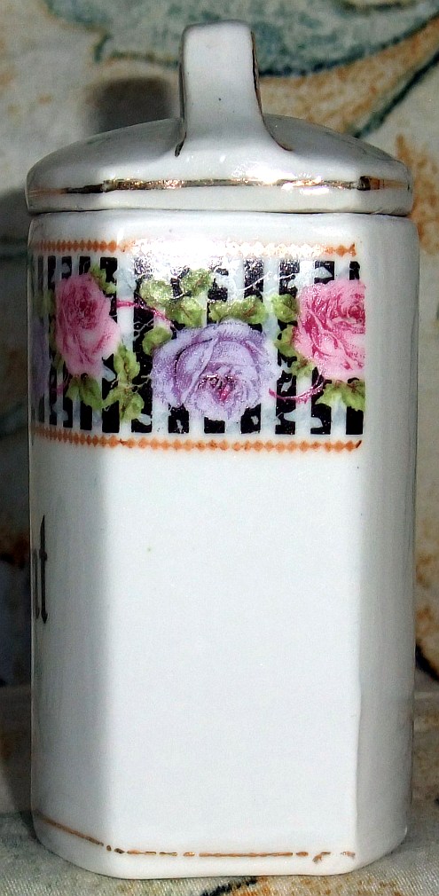 Porzellanene Deckeldose mit Rosenborte und handgemalter Aufschrift