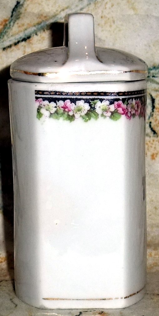 Porzellanene Deckeldose mit Rosenborte und handgemalter Aufschrift in seitlicher Ansicht